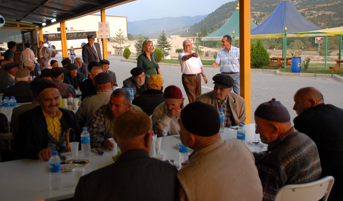 Huzurevi Sakinlerine İftar Yemeği
