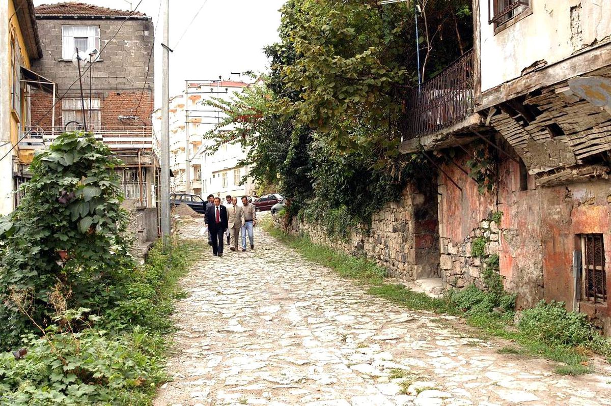 Menekşe Sokak Kurtarılıyor