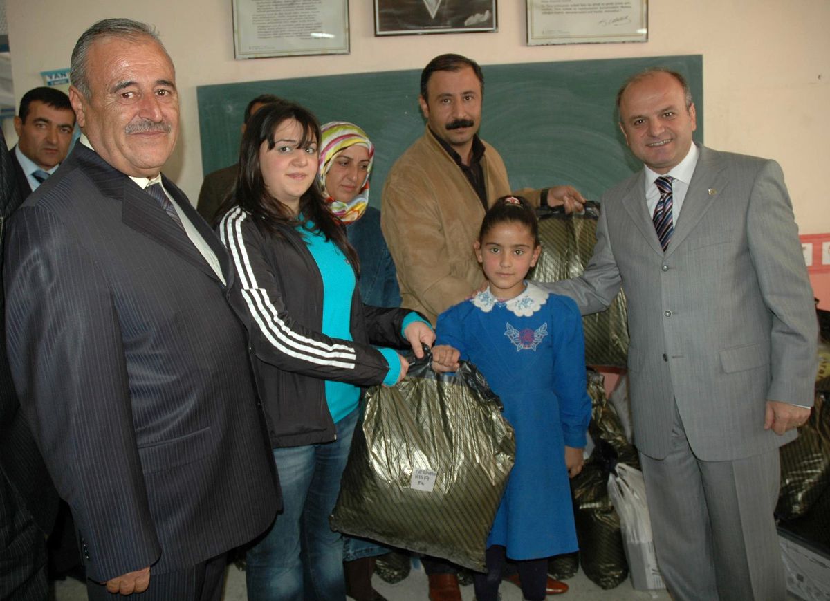 Hayırsever İş Adamı 50 Öğrenciyi Bayram Öncesi Sevindirdi
