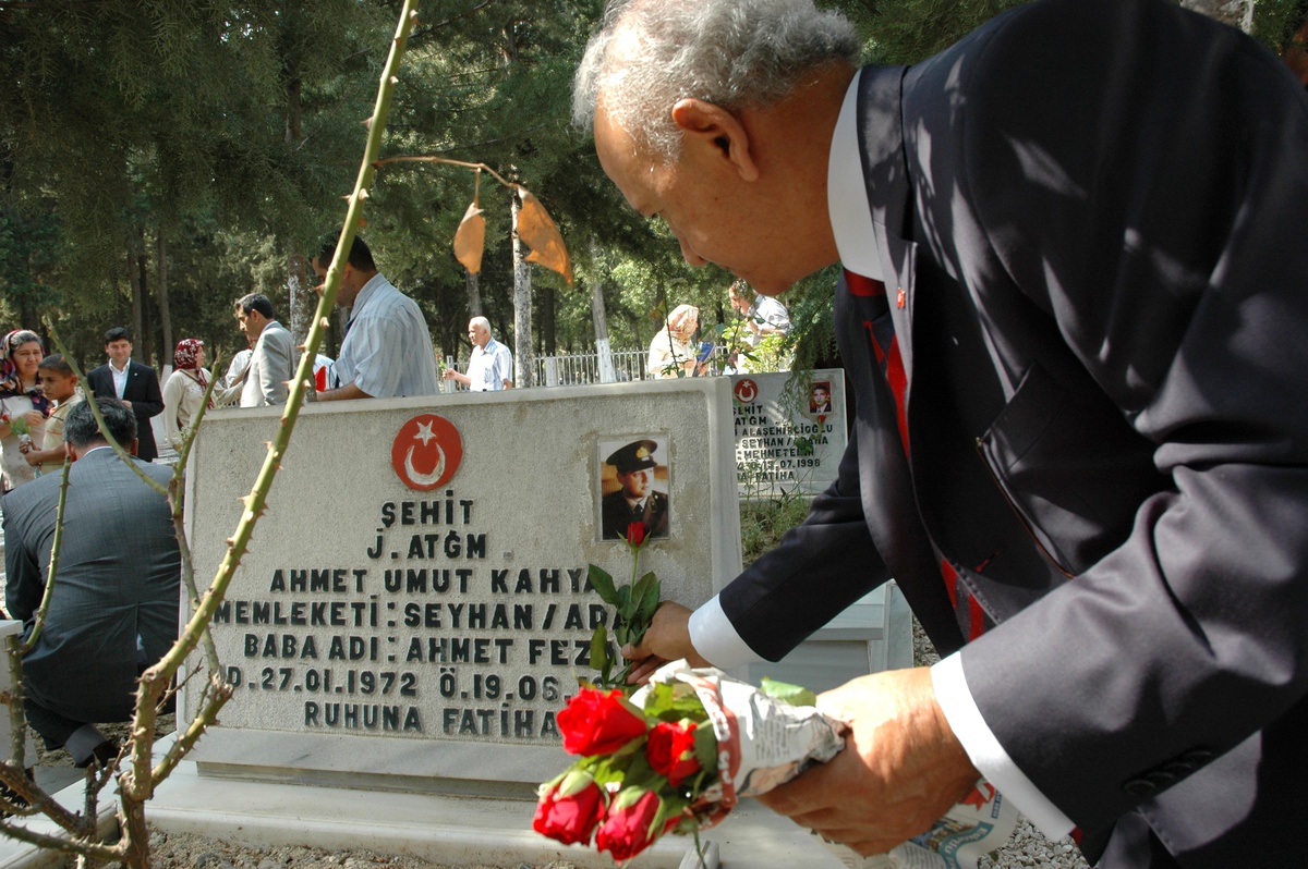 Vali Atış Şehitlikte Gözyaşlarını Tutamadı