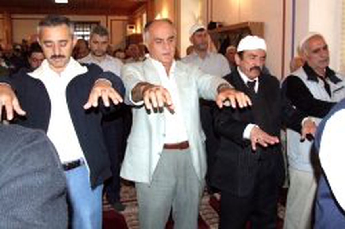 Bayram Namazı Öncesinde Onbinlerce Kişi Yağmur Duası Yaptı