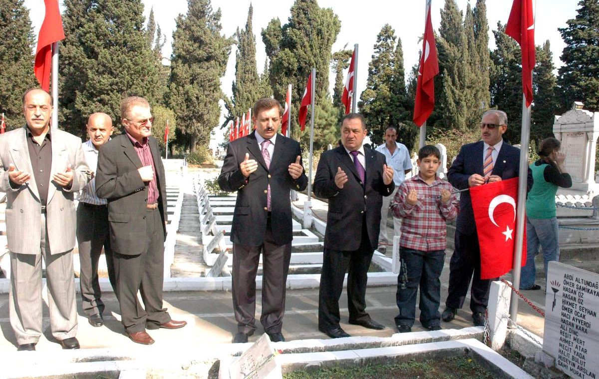 Trabzonlular Şehitliğe Akın Etti