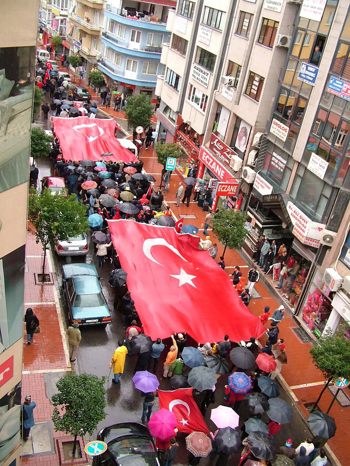 Yalovalılar Terörü Kınamak İçin Yağmur Altında Yürüdü