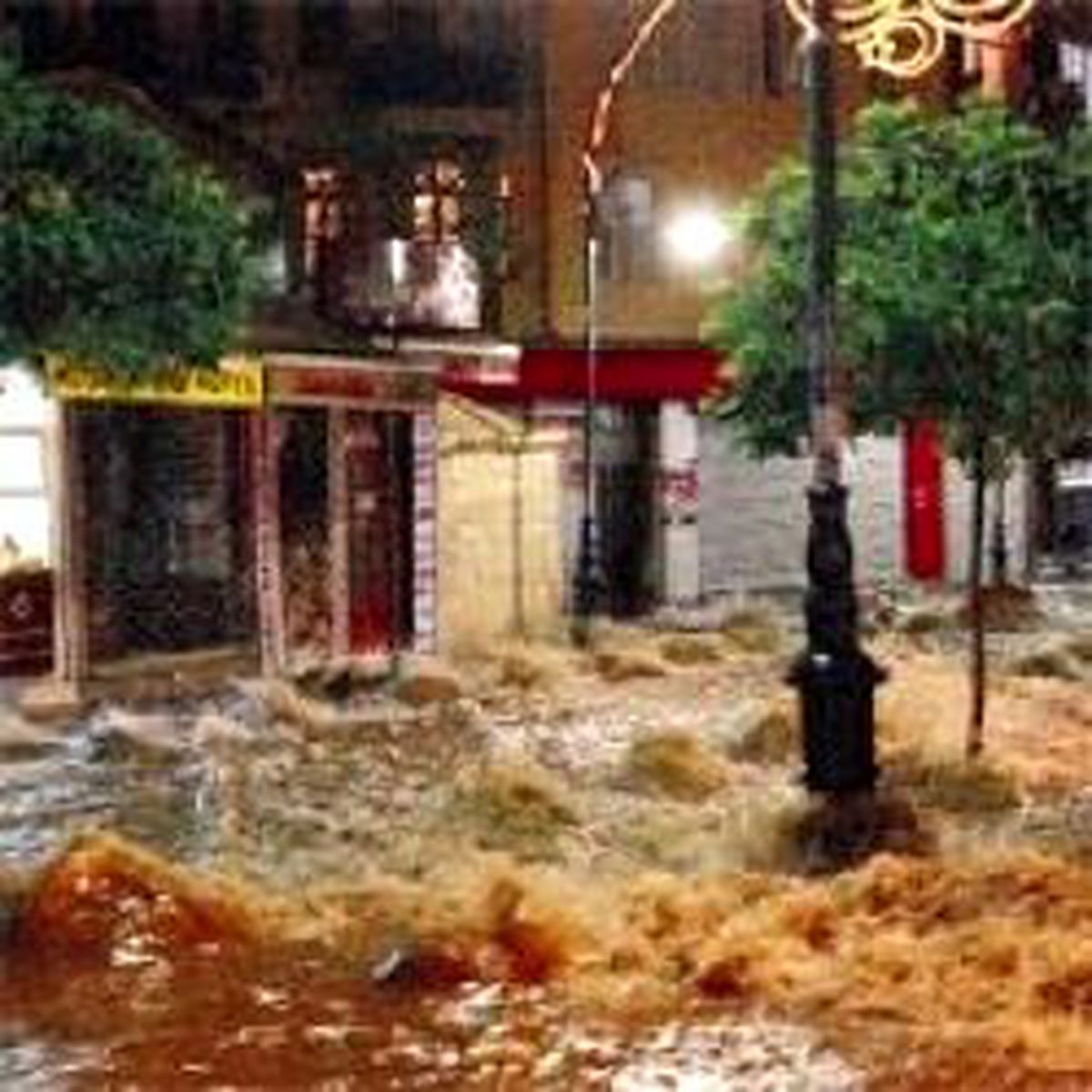 İstanbul'u Sel Aldı 12 Günlük Su Birikti