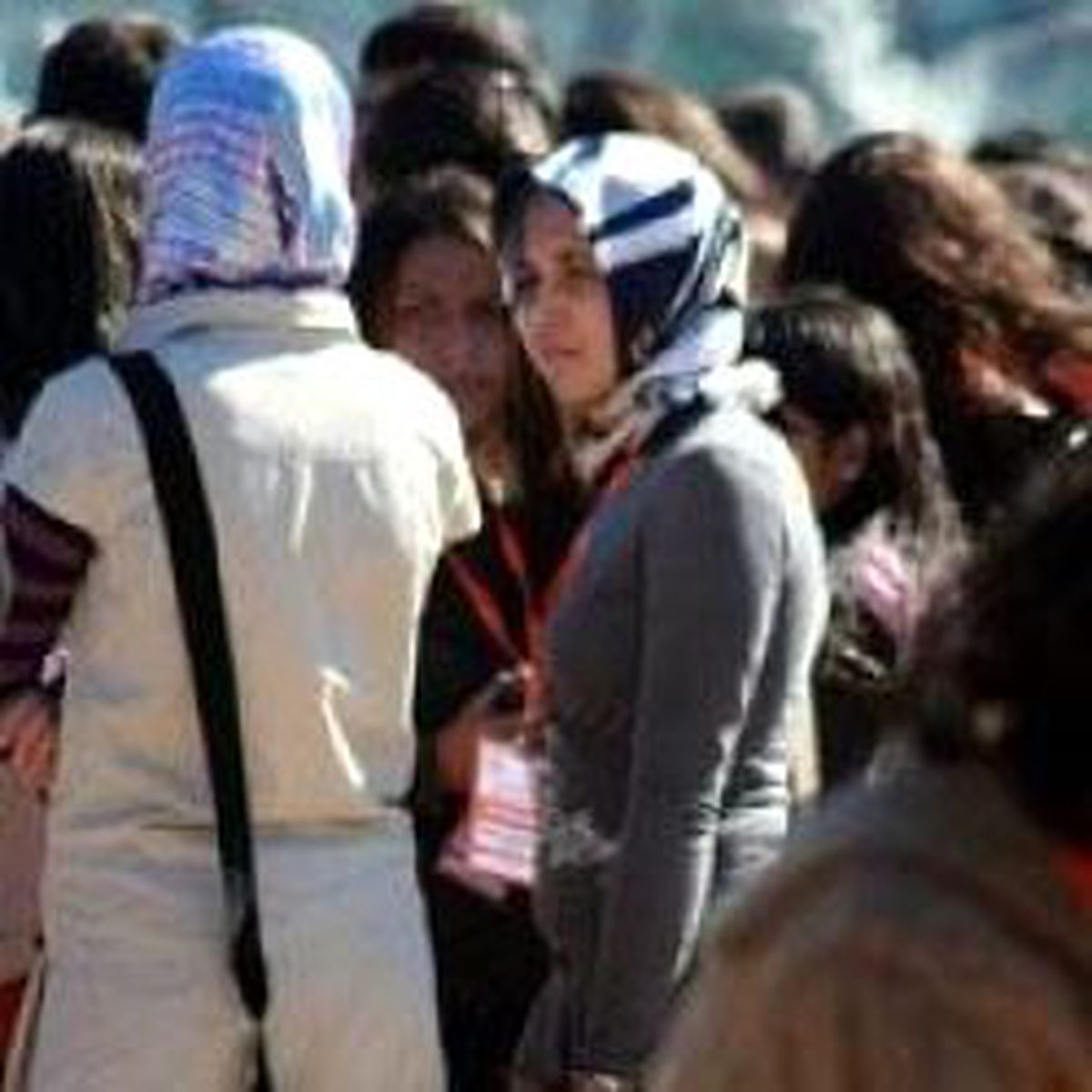 Şehitlikteki Törende Türbanlı Öğrenciler