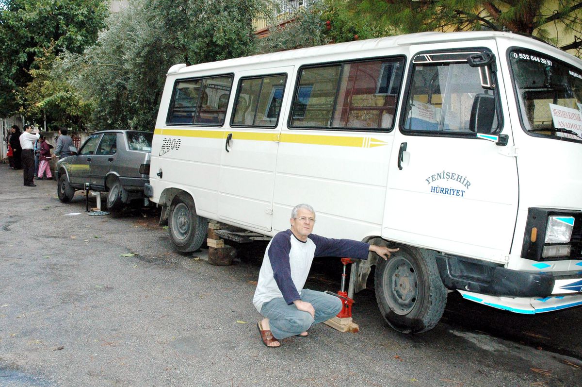 Denizli'de 100 Üzerinde Arabanın Lastiği Kesildi
