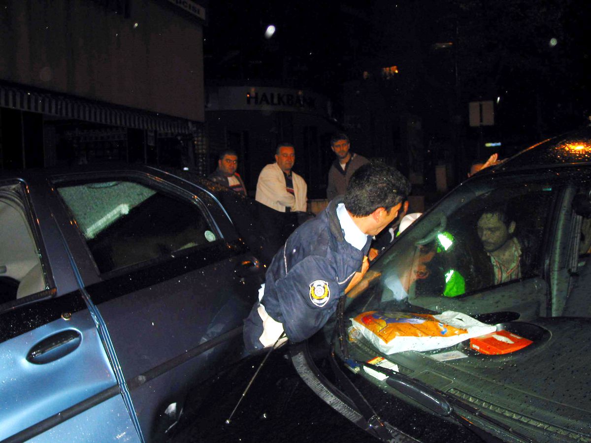 Kazaya Müdahale Eden 2 Polis, Bir Aracın Altında Kalarak Ağır Yaralandı