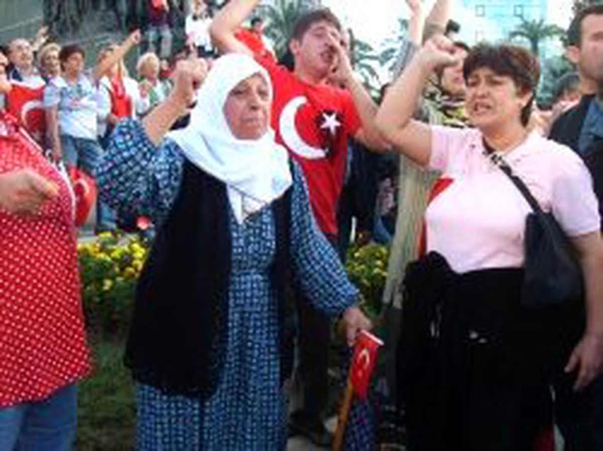 Şehit Aileleri Teröre Lanet Yağdırdı