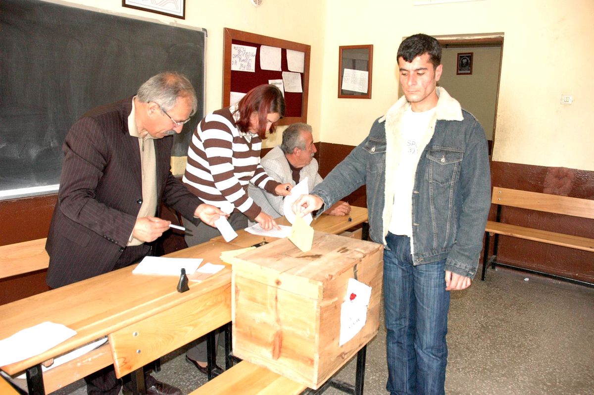 Vatandaşlar Referandum İçin Sandık Başına Gitti