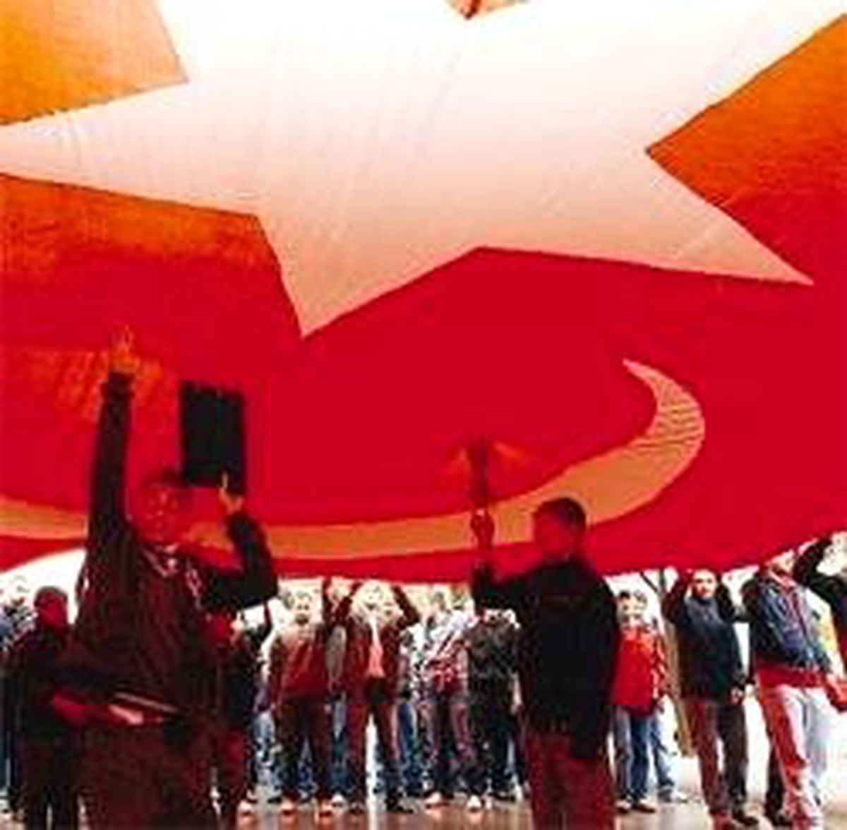350 Türk Kadını Asker Kuyruğunda