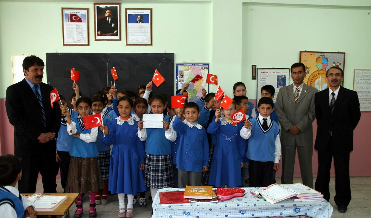 Minik Öğrenciler\'den Mehmetçik Vakfı\'na Anlamlı Bağış