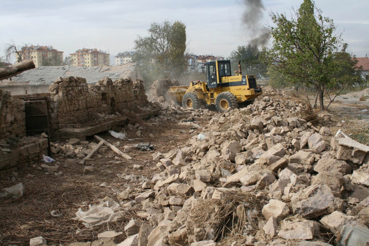 Karatay'da Besi Çardakları'nın Yıkımı Sürüyor