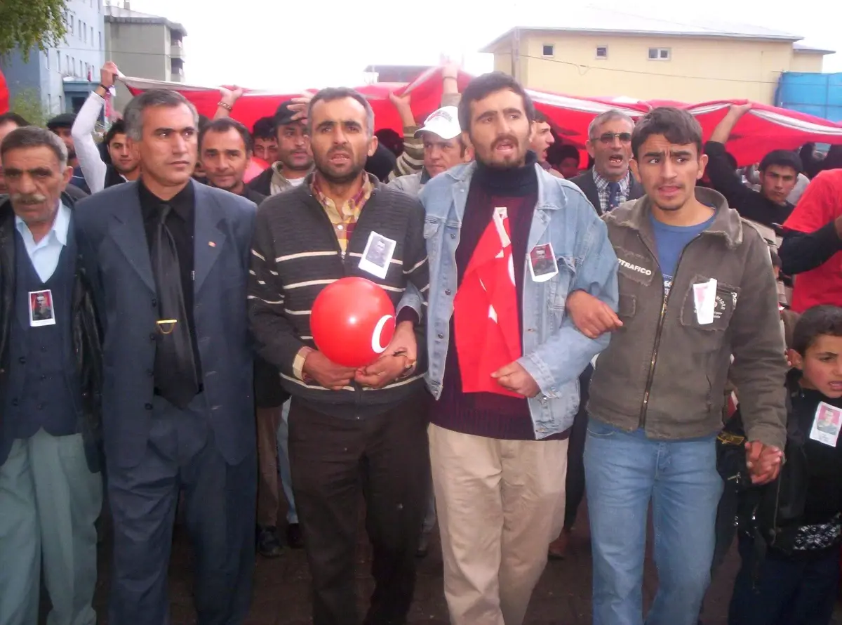 Kars'ta Yağmur Altında Düzenlenen Mitingde Teröre Lanet Yağdı