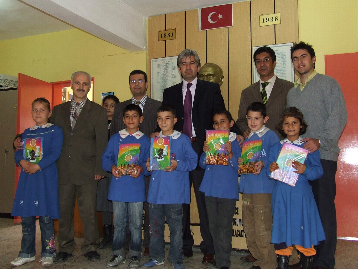 Akhisar Belediyesinden Öğrencilere 'Satranç Masalı' Kitabı