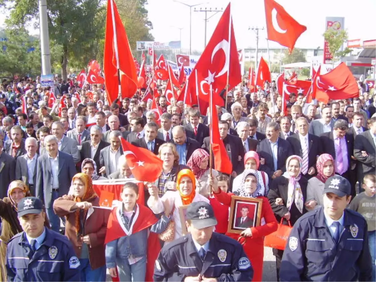 Mustafakemalpaşalılar Teröre Lanet Yağdırdı