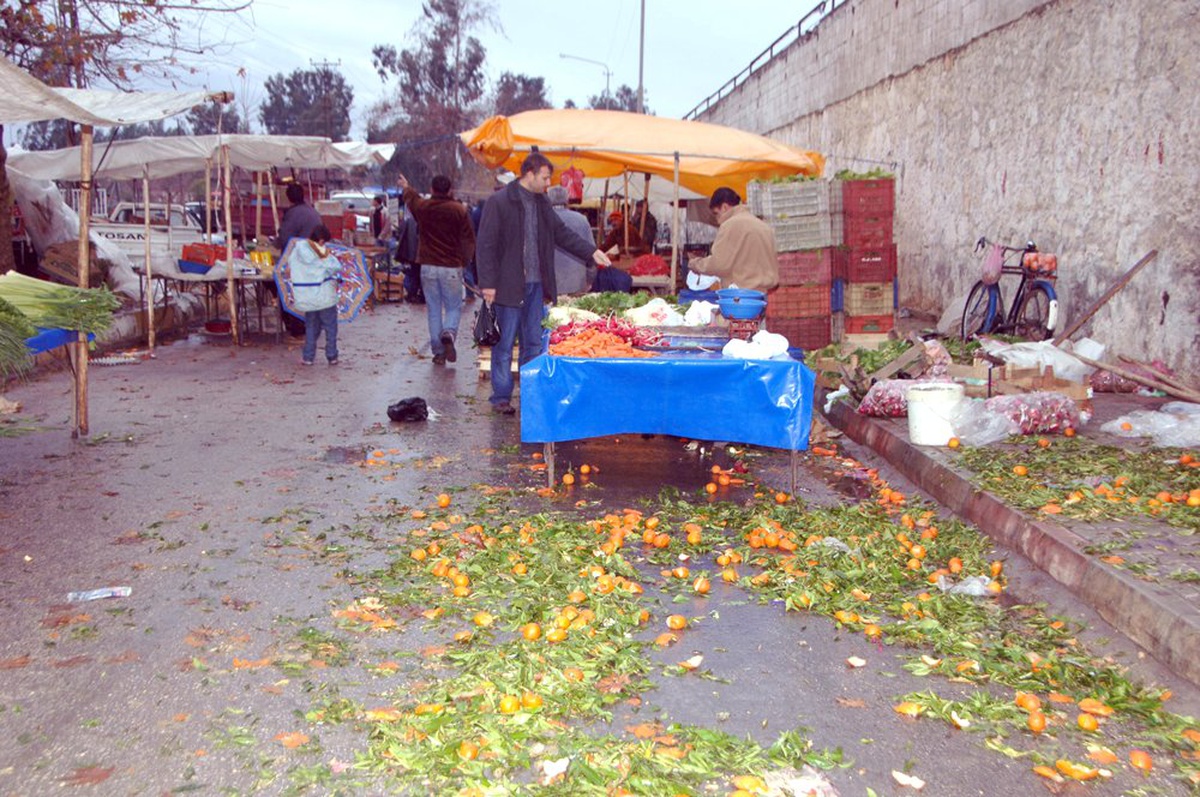 Adana\'da Açık Semt Pazarları Çözüm Bekliyor