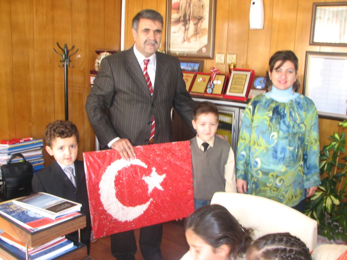 Ana Sınıfı Öğrencileri Milli Eğitim Müdürüne Bayrak Hediye Etti