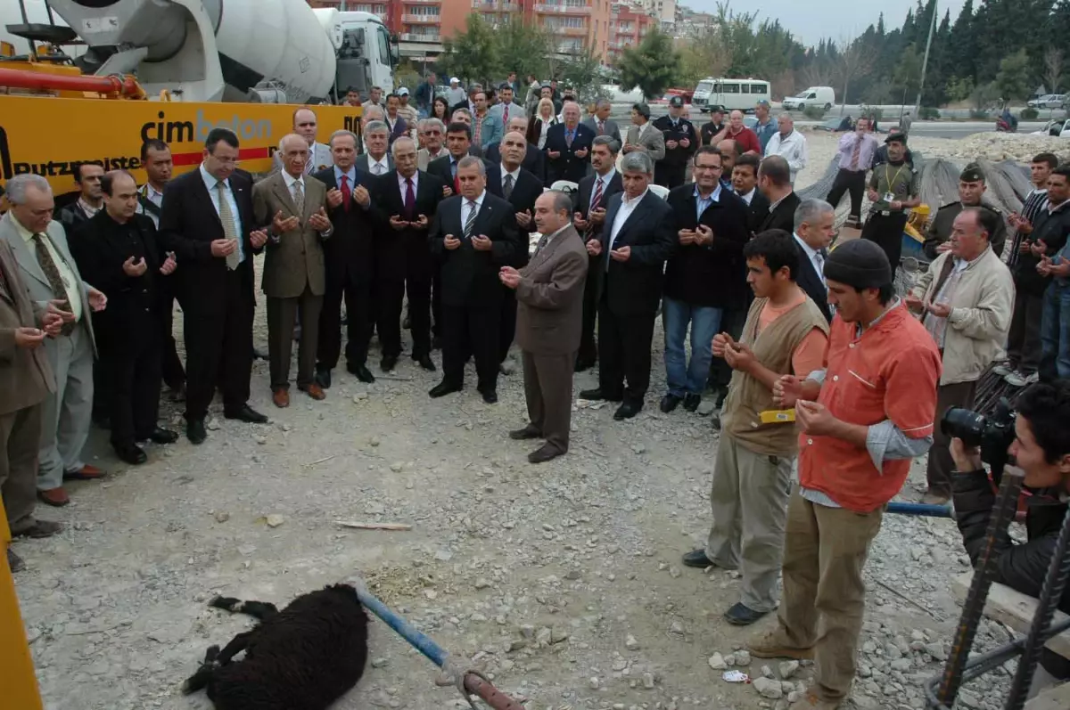 Kuşadası Ticaret Odası Hizmet Binasının Temeli Atıldı