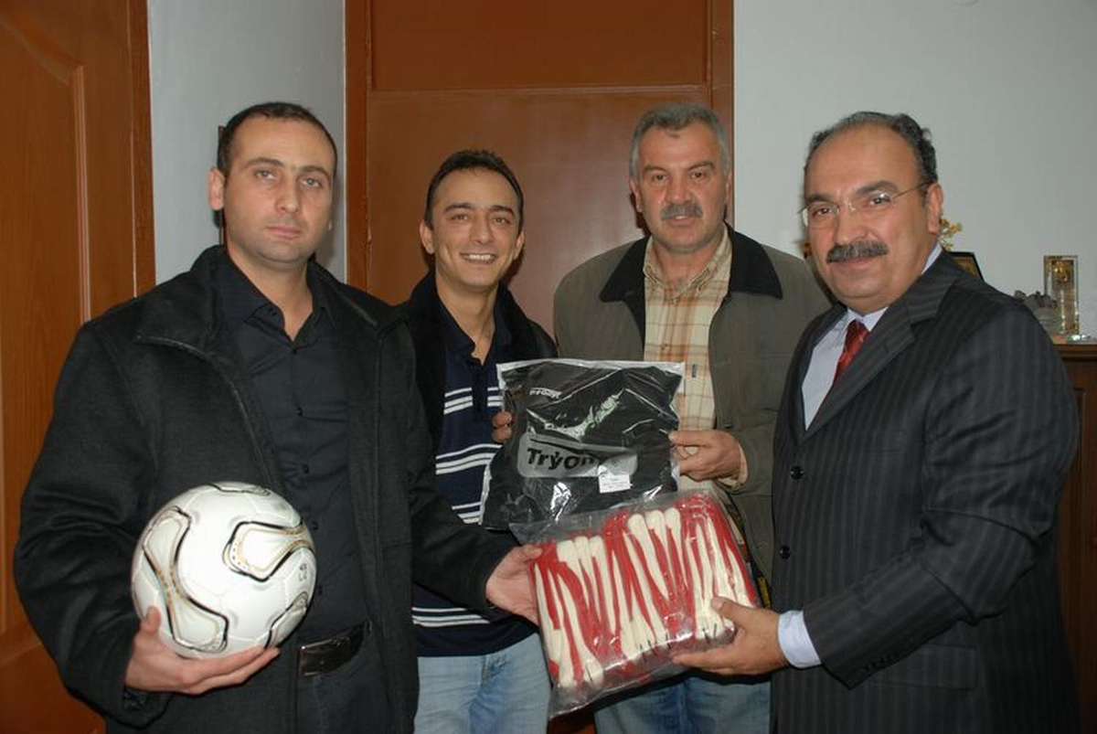 Odunpazarı Belediyesi'nden İşitme Engelliler Futbol Takımına Malzeme Yardımı