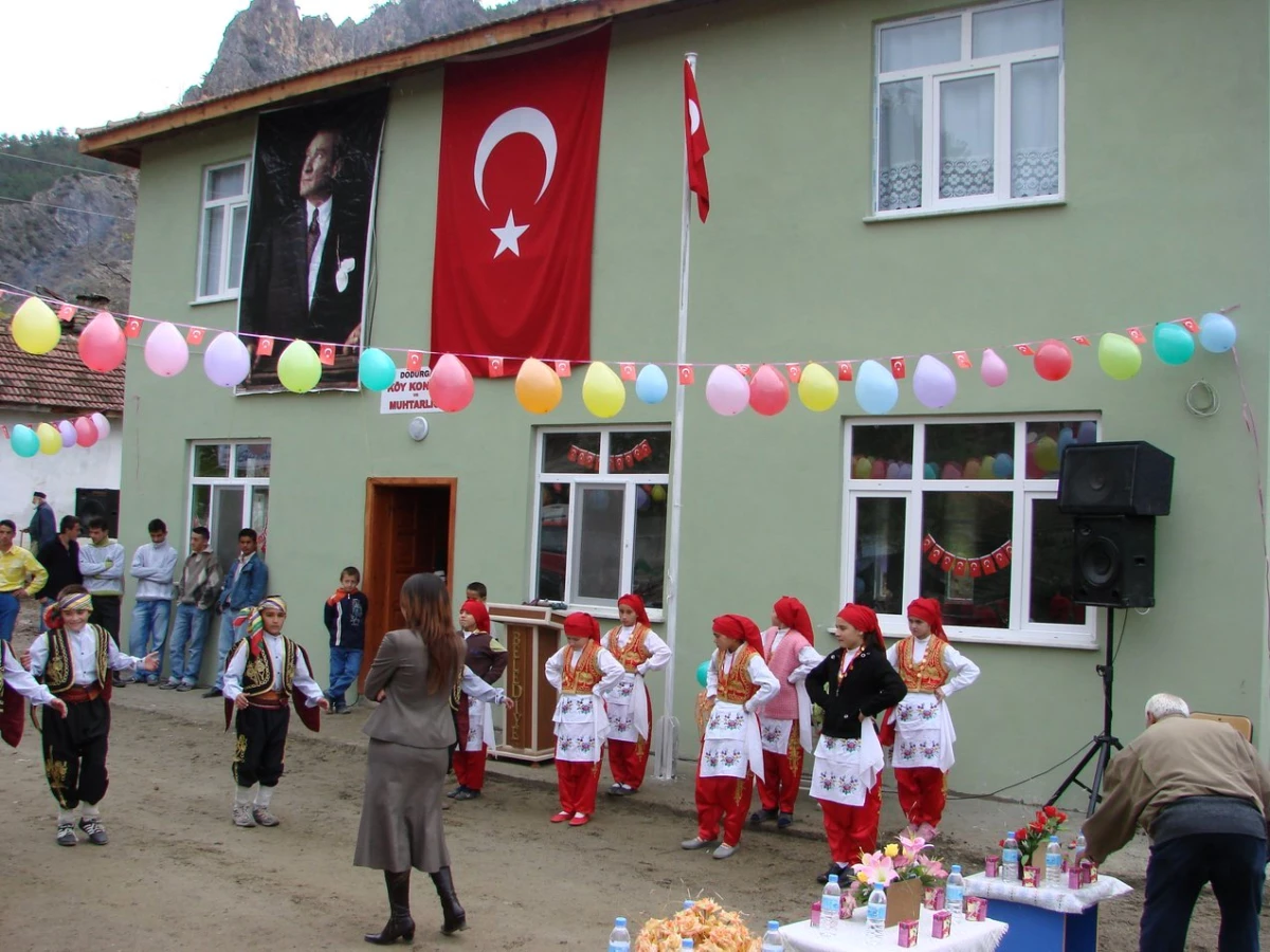 AK Parti\'li Dodurgalı Köyünün Konağını Açtı