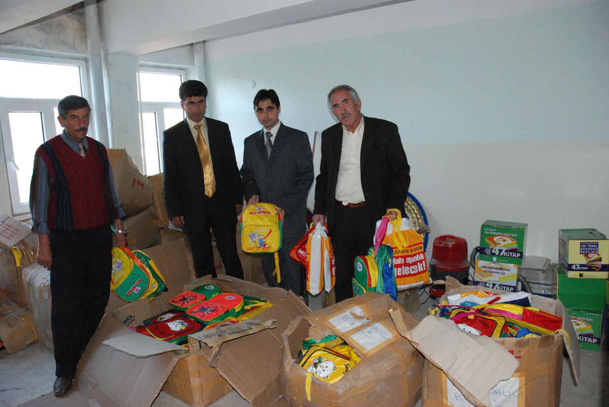Bitlisli Hayırsever İş Adamından Bin Öğrenciye Kırtasiye Yardımı