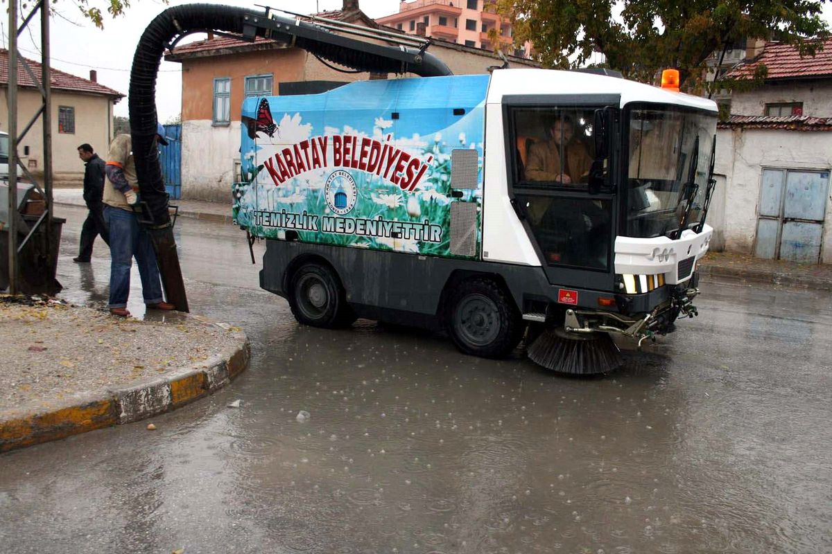 Karatay'da Su Baskınlarını Önlemek İçin Rögarlar Temizleniyor