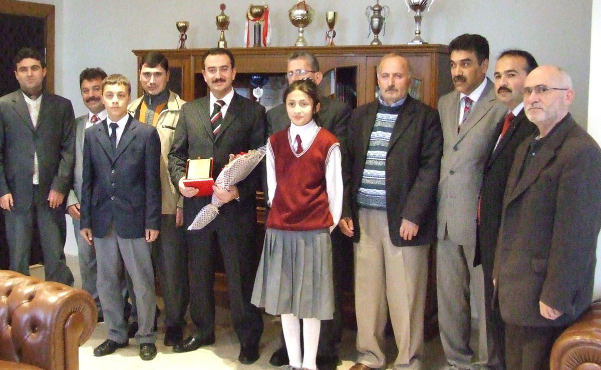 Öğrencilerden Başkan Dündar\'a Teşekkür