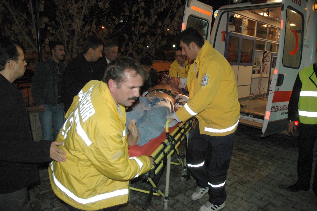 Polis Memuru, Tabancayla Kendini Yaraladı
