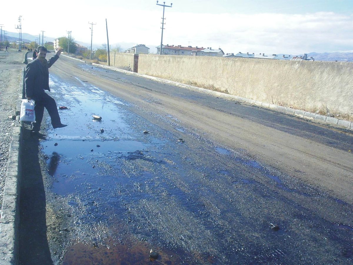 Havaların Soğumasıyla Asfaltlanan Yol Vatandaşların Tepkisine Neden Oldu