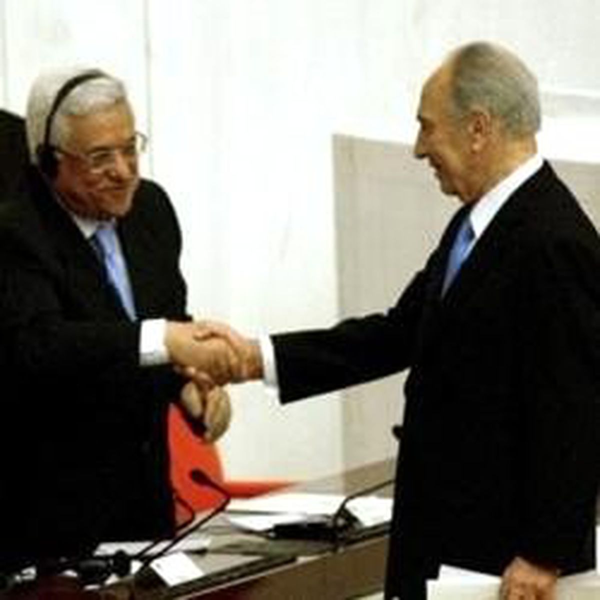 İsrail Basını: Peres Uzlaştırıcı, Abbas Sert