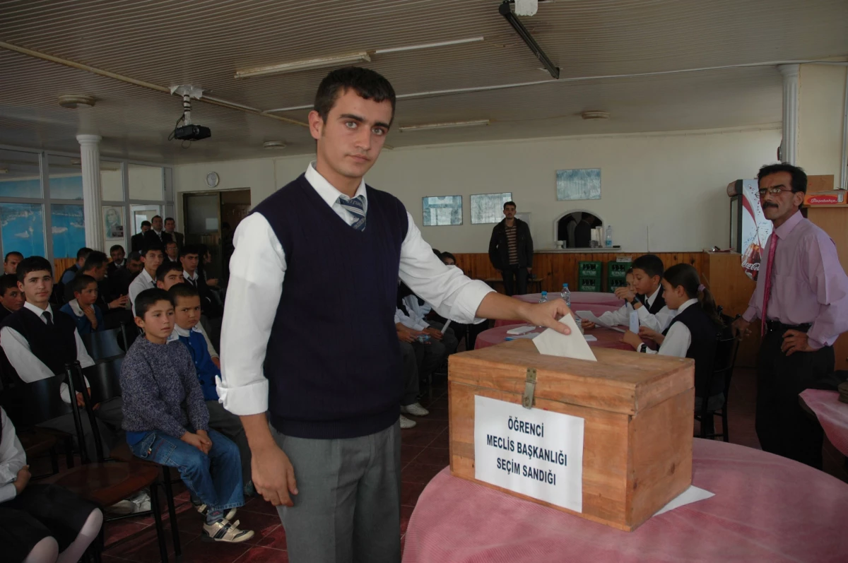 Erdemli\'de Öğrenci Meclisi Başkanlığı\'na Osman Emre Fidan Seçildi
