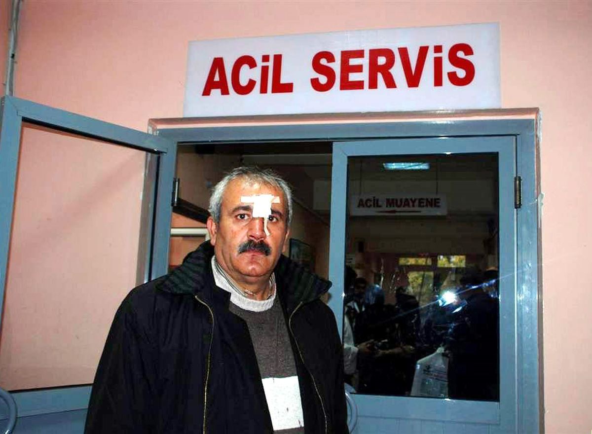 Islak Zeminde Kayan Otomobil Takla Attı: 3 Yaralı