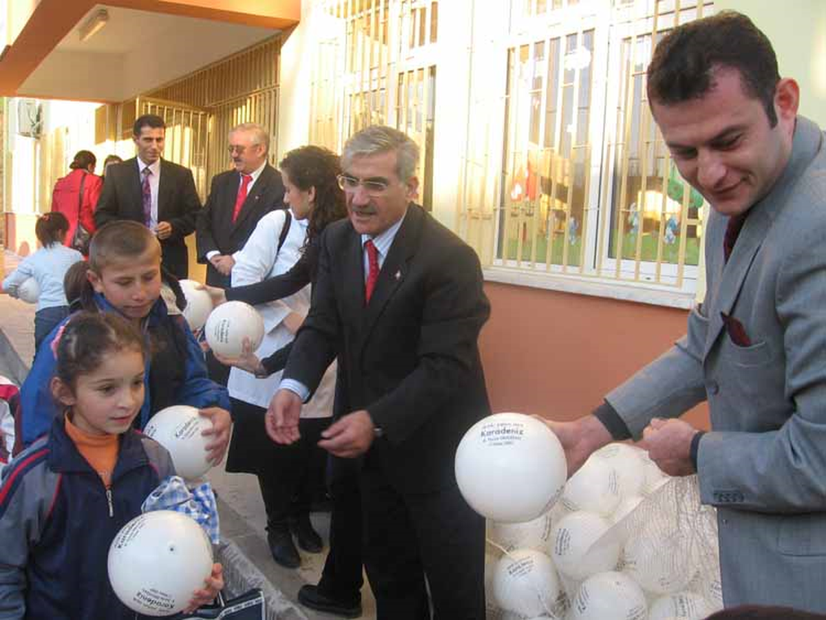 AK Parti'lilerden Öğrencilere Futbol Topu