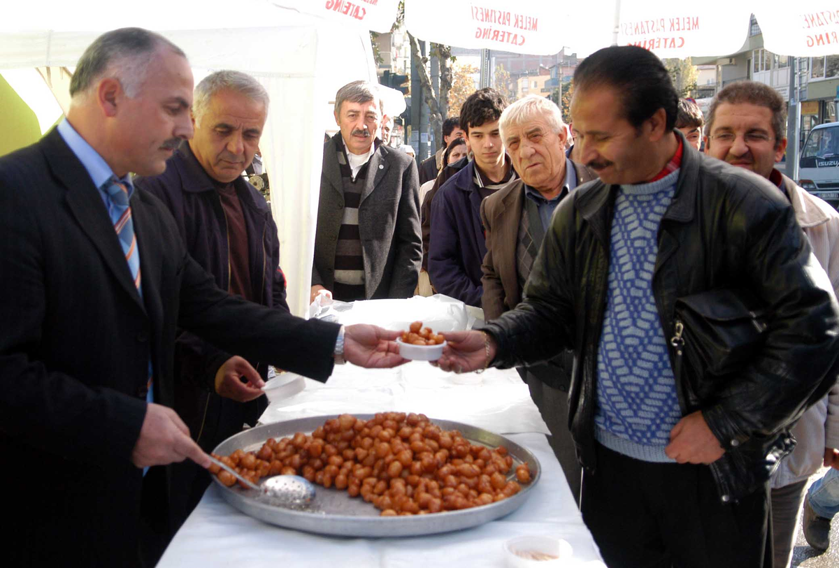 Denizli İtfaiyesi Lokma Dağıttı