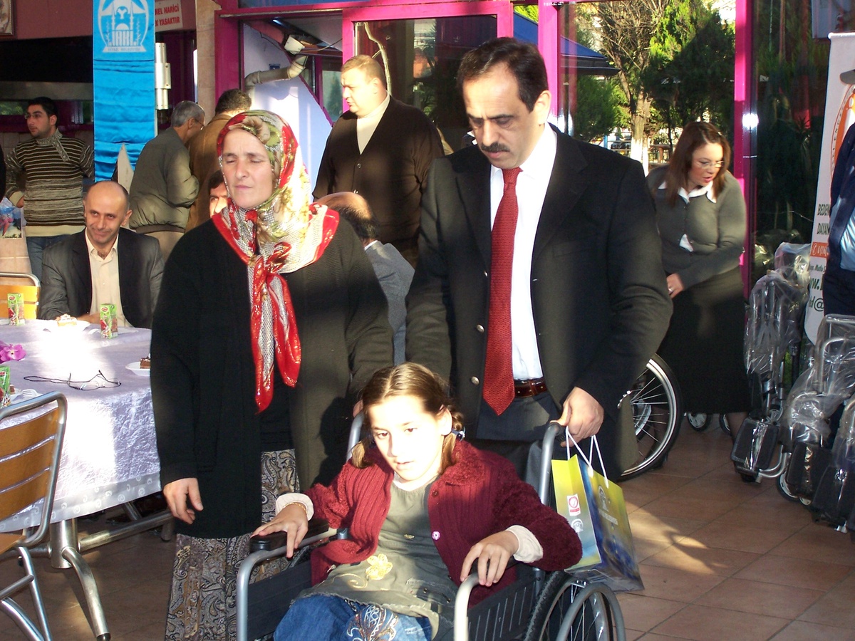 Akyazı'da Bedensel Engellilere Tekerlekli Sandalye Hediye Edildi