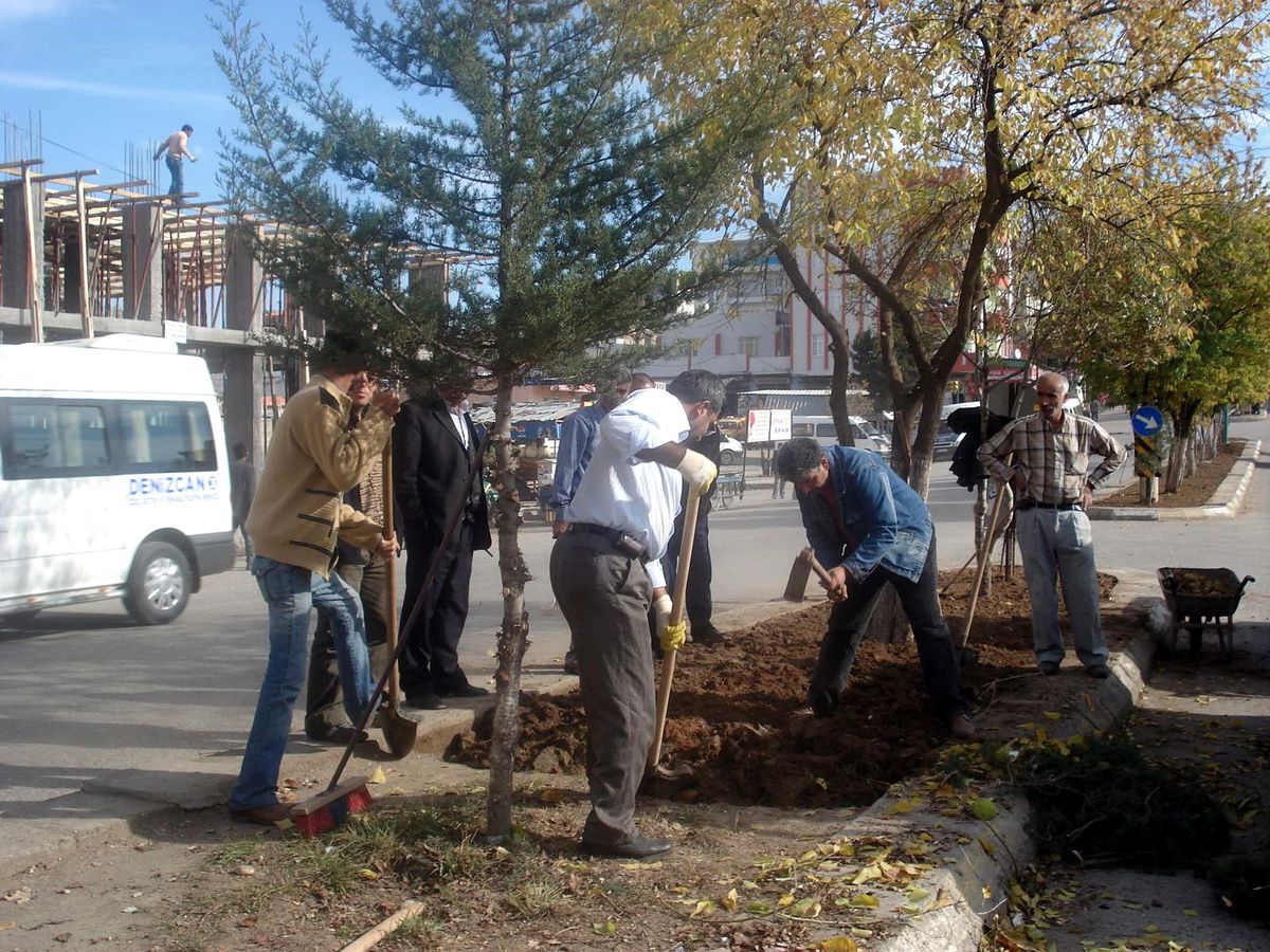 Kahta'da Refüj ve Parklar Kış Bakımına Alındı