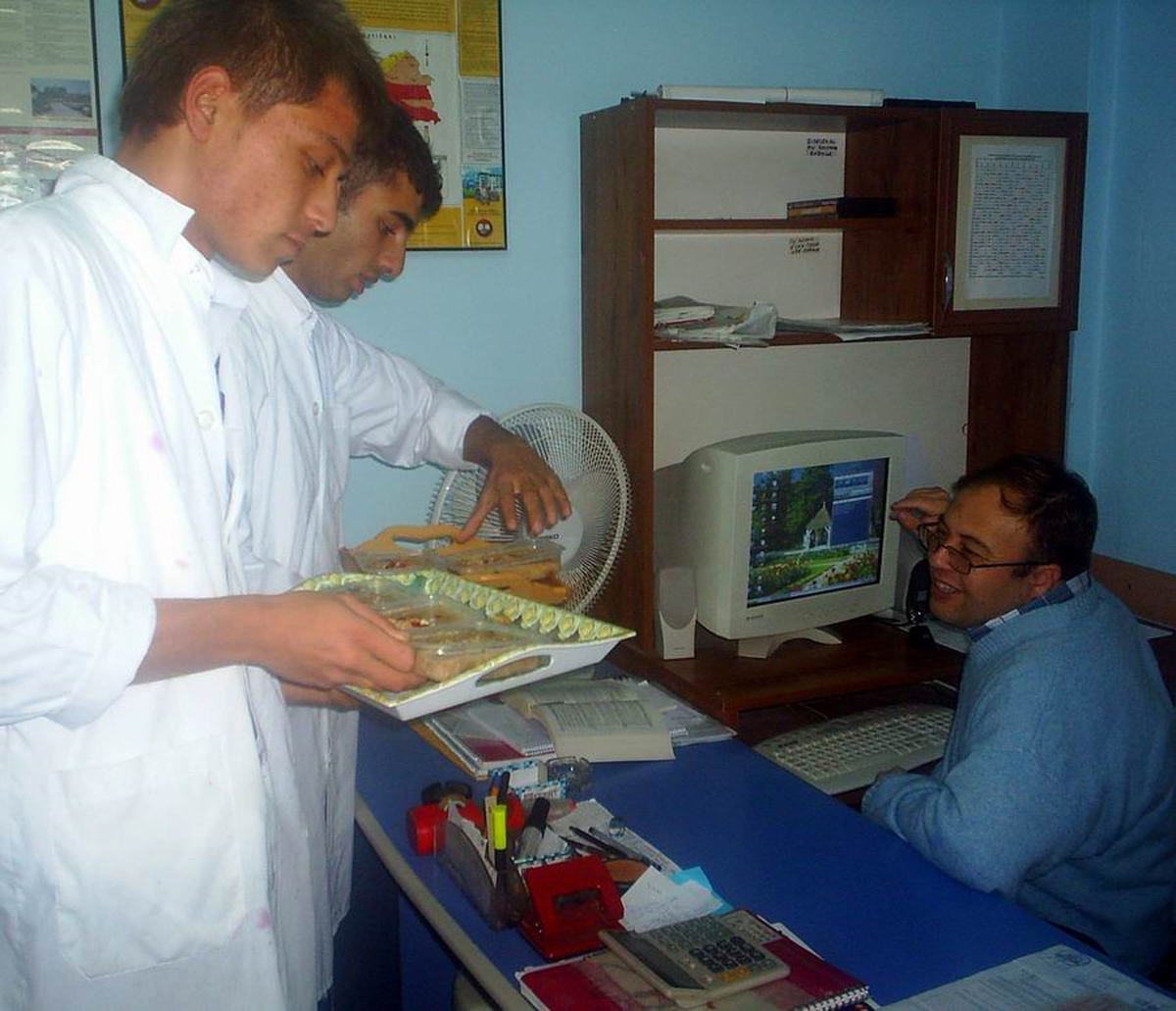 Öğrenciler Aşure Satarak Atölye İhtiylaçlarını Karşılıyor