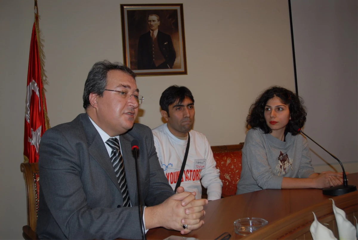 Avrupalı Gençler Nevşehir Belediye Başkanı Ünver\'i Ziyaret Etti