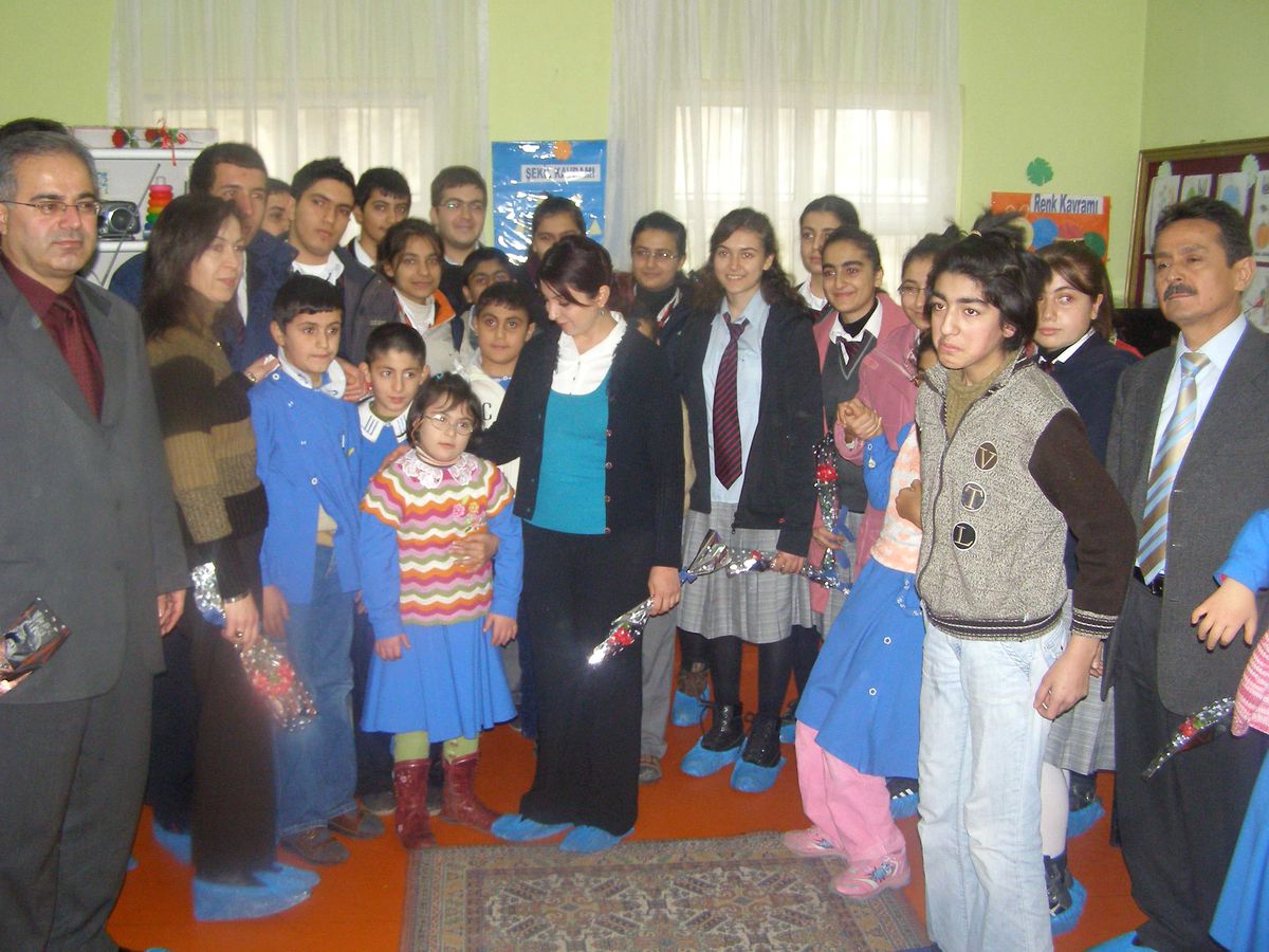 Öğrencilerden Engellilere Anlamlı Ziyaret
