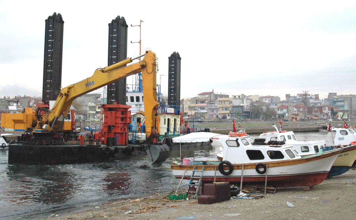 Sarıçay'da Yüzer Kepçe ile Derinleştirme Çalışmalarında İkinci Aşama Başladı