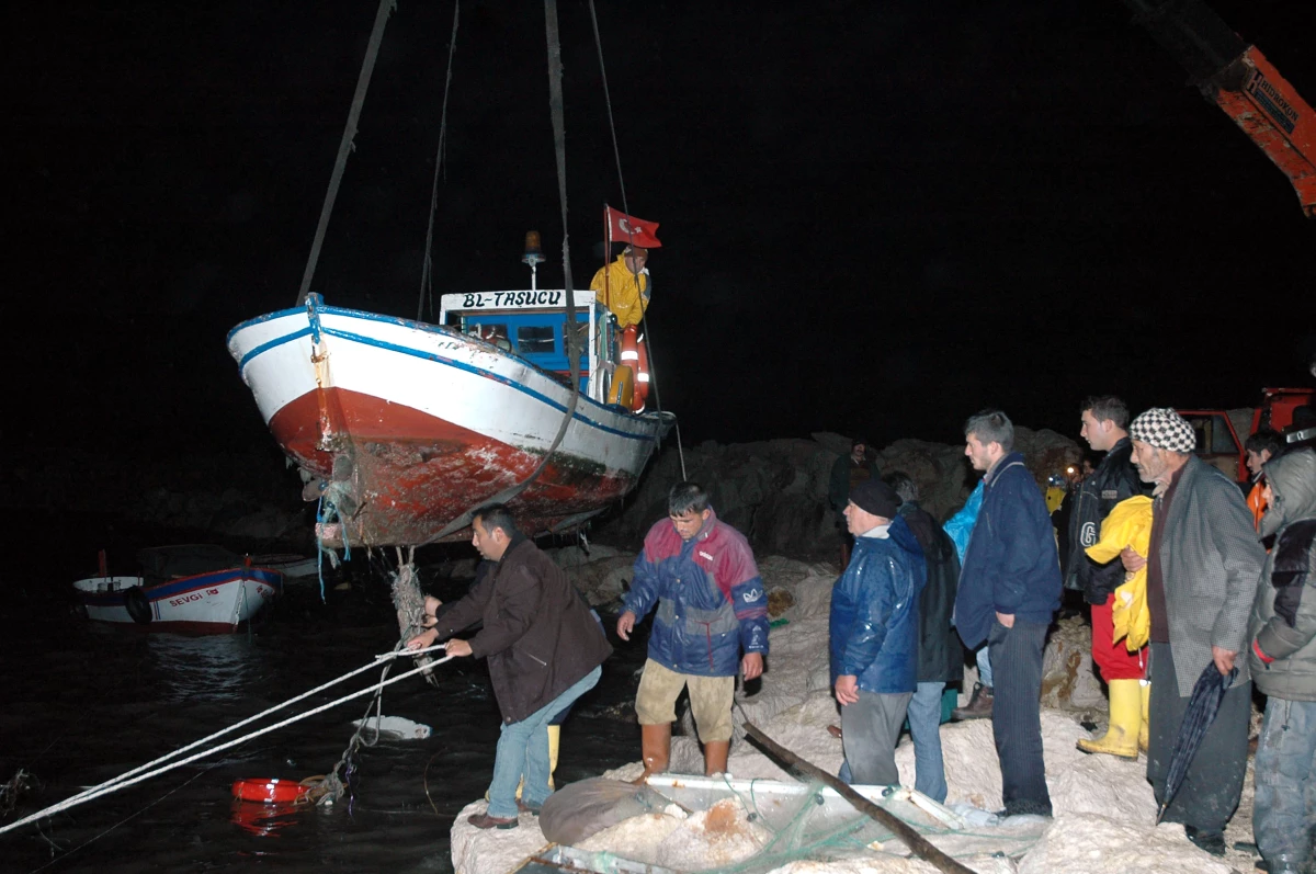 Şiddetli Lodos Sebebiyle Batan Tekneler, Vinçle Denizden Çıkarıldı