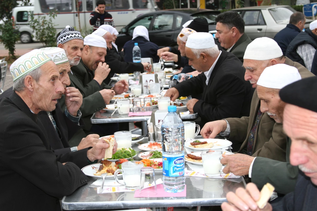Kosovalı Hacı Adaylarına, Adana Kebabı