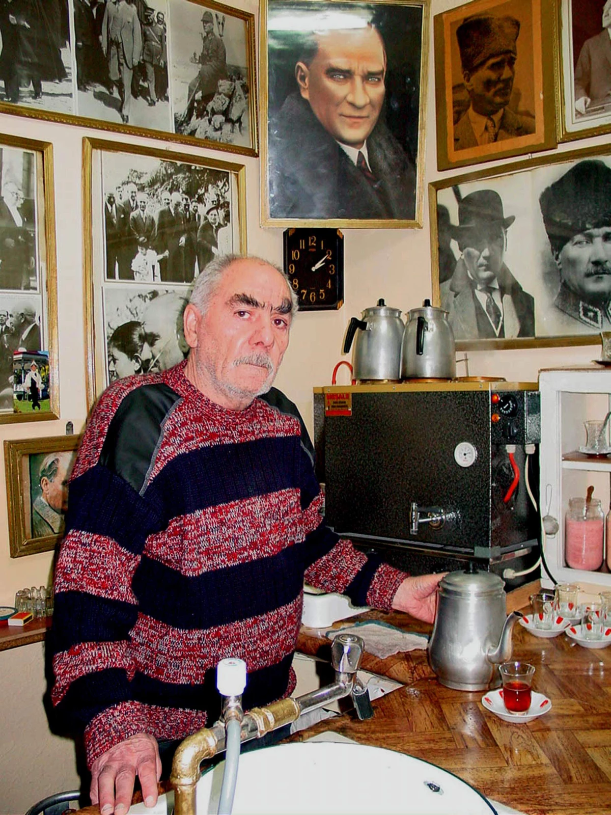 Kars Valiliği\'nin Atatürk Sevdalısı 30 Yıllık Çaycısı Vefat Etti