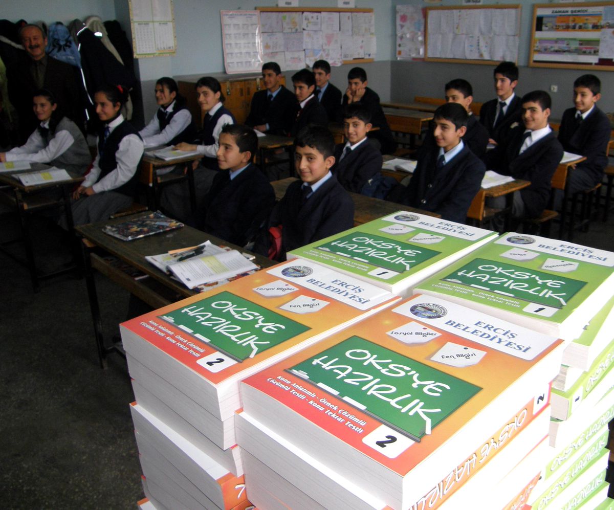 ÖSS ve Oks'ye Hazırlanan Öğrencilere 6 Bin 600 Kaynak Kitap