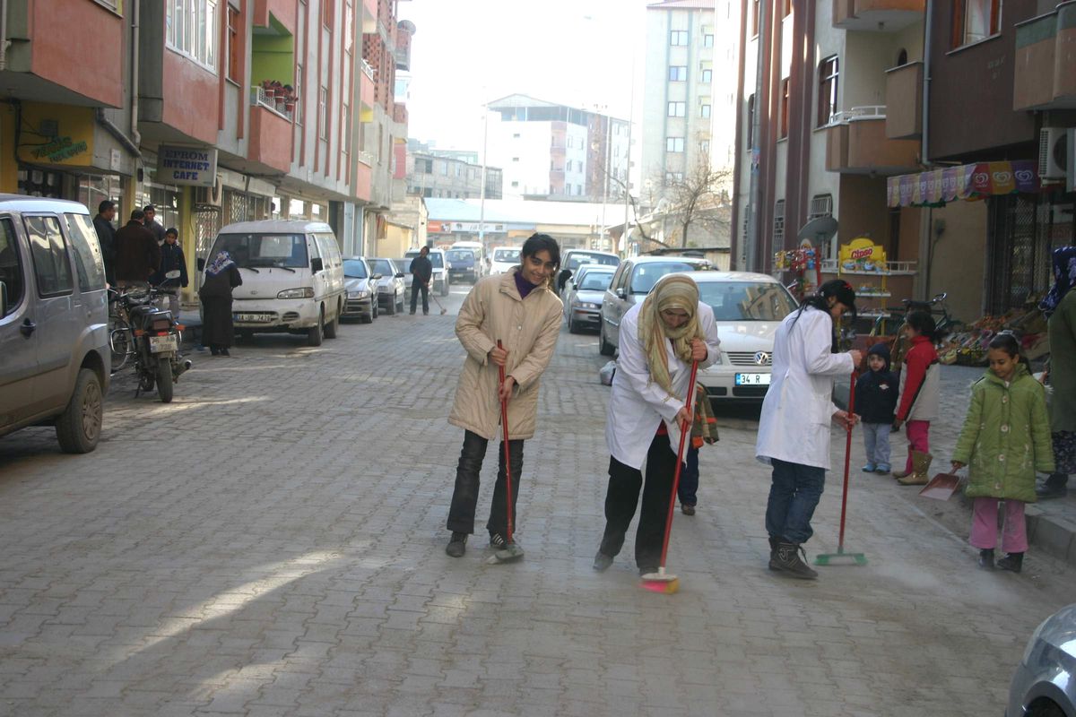 Temiz Bir Mahalle İçin Pazar Mesaisi