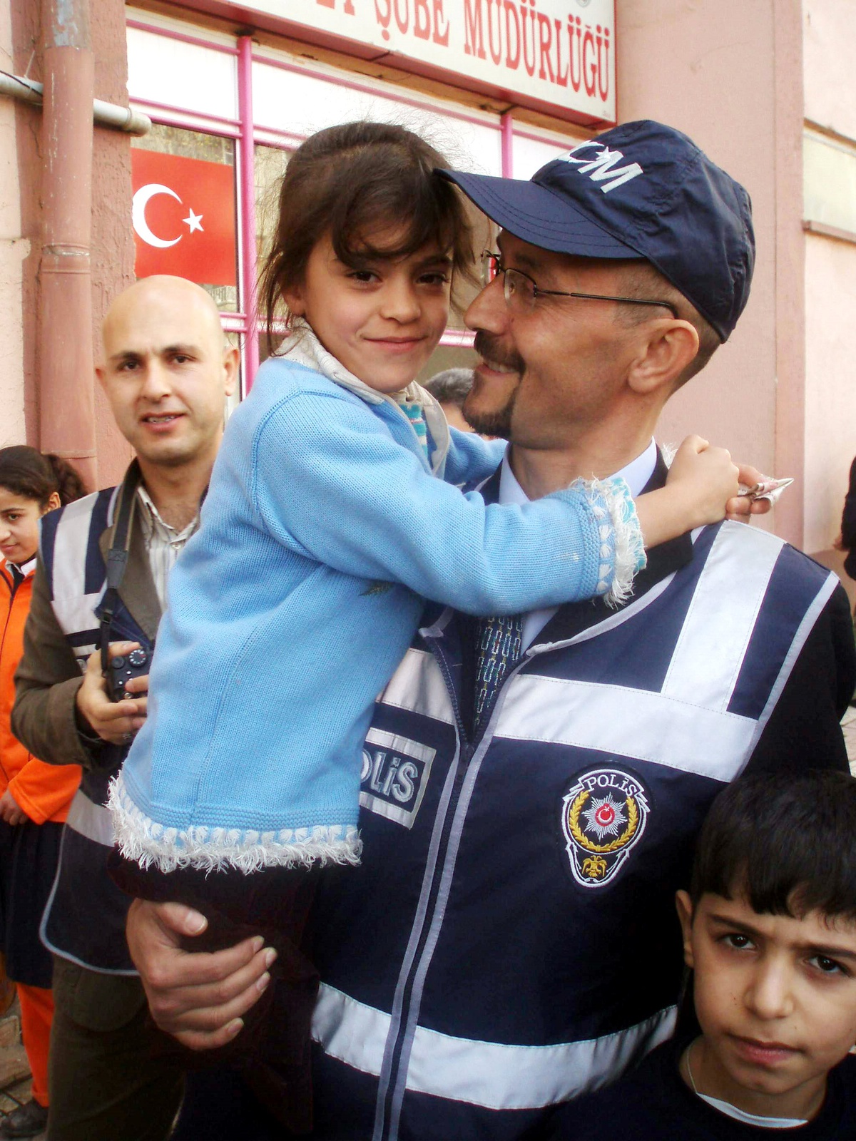 Diyarbakır Polisinden Yoksul Öğrencilere Bayram Öncesi Giyim Yardımı