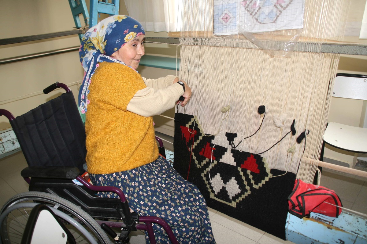 Yozgat Rehabilitasyon Merkezinde Barınan Özürlüler, Vakitlerini Kilim Dokuyup Örgü Örerek Değerlendiriyor