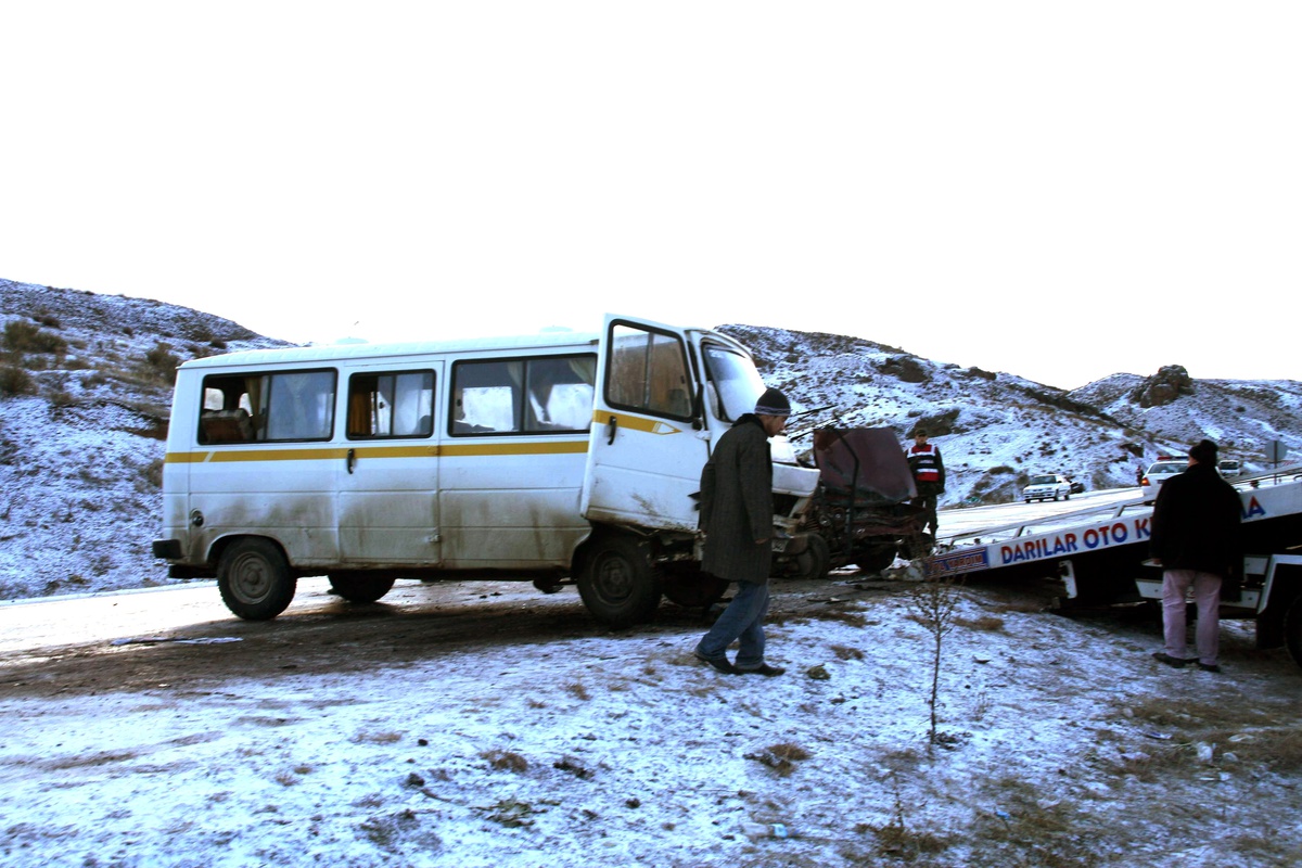 Otomobil ile Minibüs Çarpıştı: 8 Yaralı