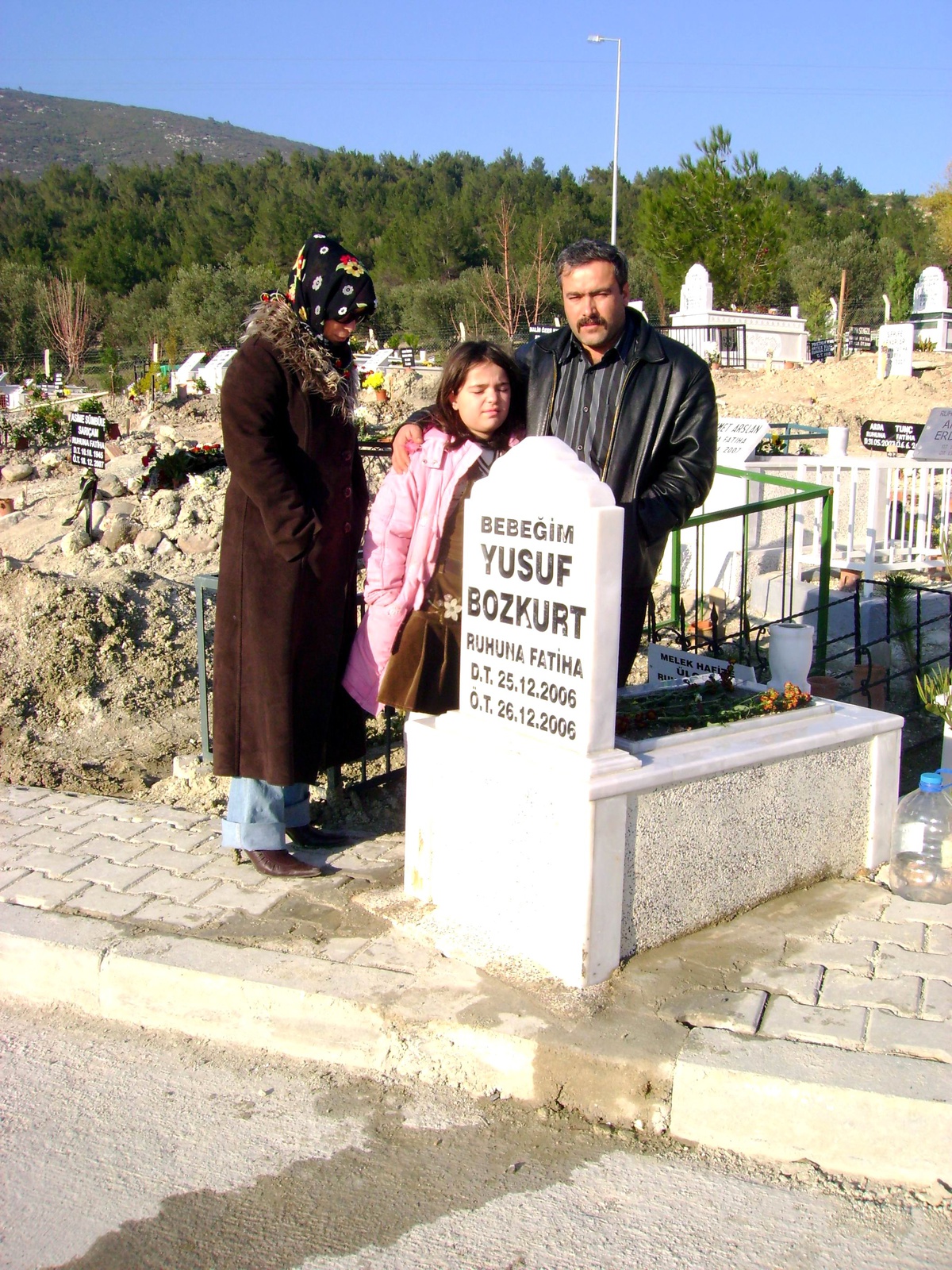 Çocuk Mezarı Kaldırımın Ortasında Kaldı