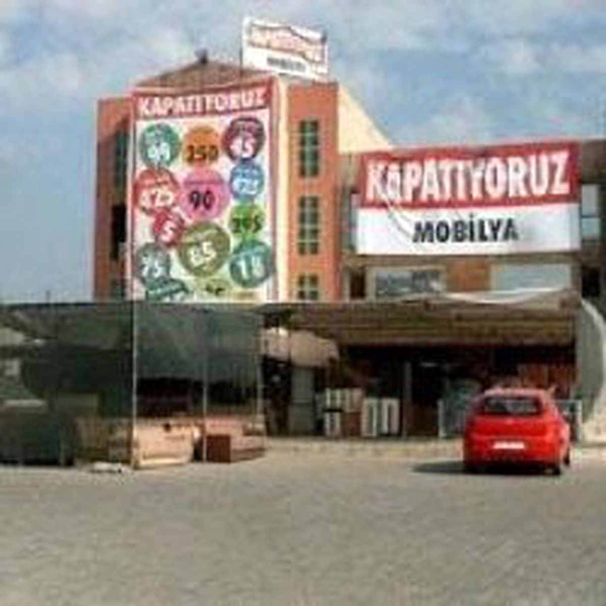 Mağazanın Adını 'Kapatıyoruz' Yaptı, Satışlar Patladı